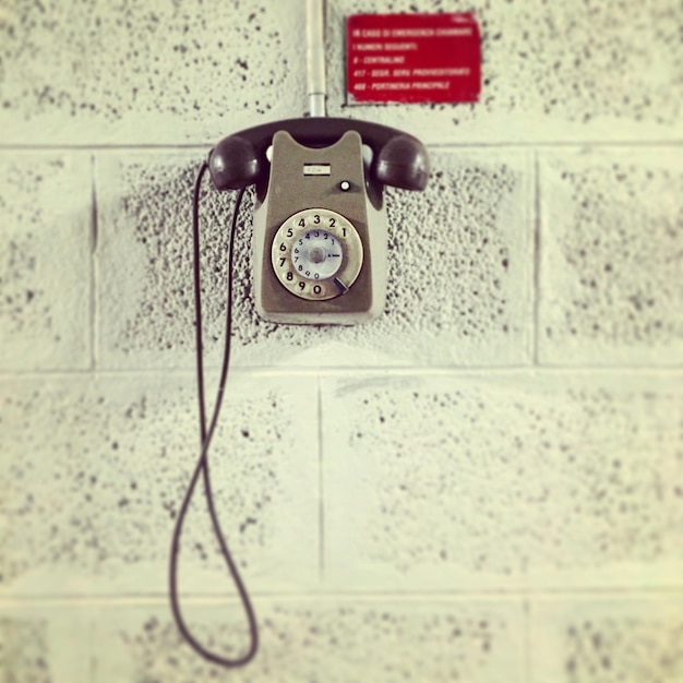 Photo retro telephone on stone wall