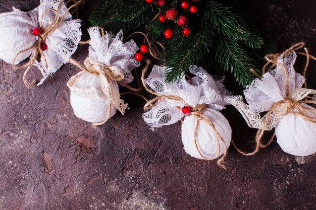 Retro textiel kerstballen met wit kant en touw