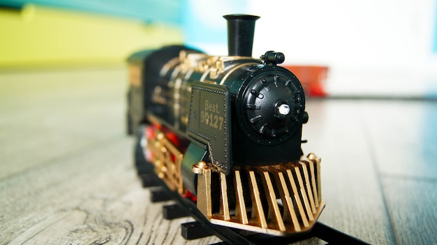 Фото Ретро игрушечный поезд на круговой дорожке на полу