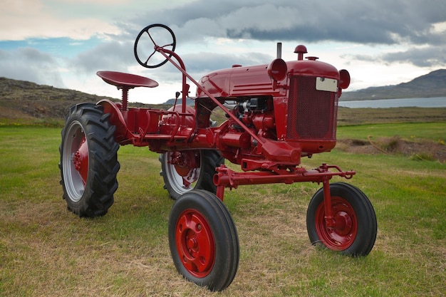 Foto retro trattore sul campo dell'islanda