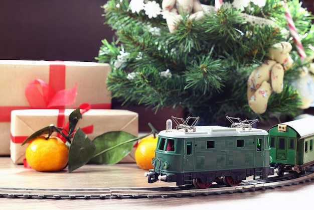 Photo retro train under tree gift