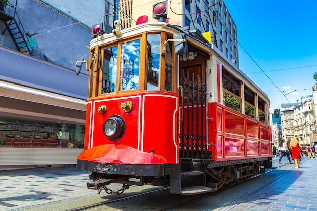 Retro tram op taksim istiklal-straat in istanboel, turkije