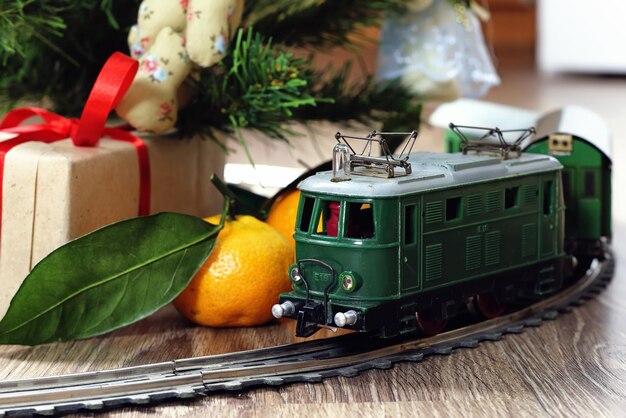 Retro trein onder boom cadeau