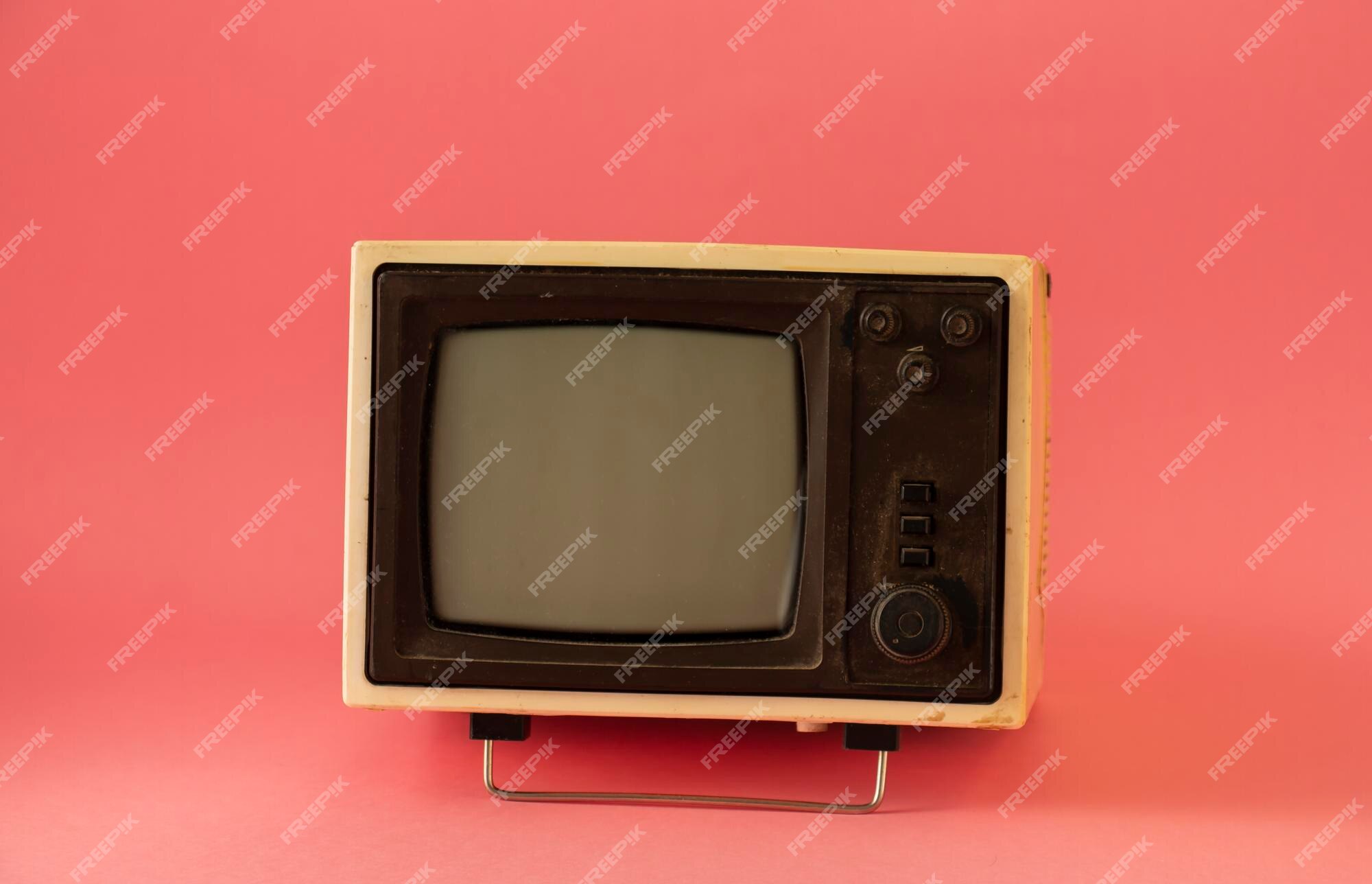 Retro TV Trên Nền Hồng: Hình ảnh cổ điển được thể hiện trong chiếc Retro TV Trên Nền Hồng này sẽ khiến bạn cảm thấy như mình đang sống trong một thế giới bình yên và đầy hạnh phúc. Với màu hồng tươi sáng và kết cấu bằng gỗ, chiếc tivi này là sự lựa chọn tuyệt vời cho những ai yêu thích phong cách vintage.