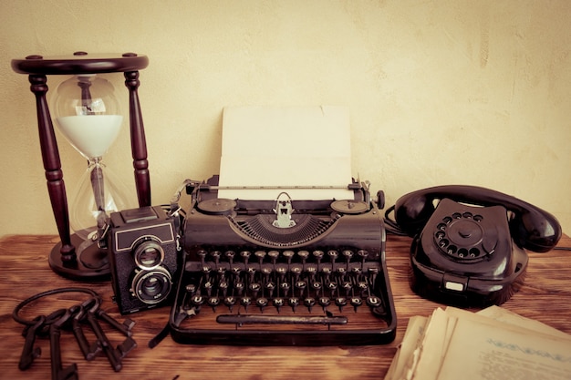 Ретро пишущая машинка с бумажным пробелом на деревянном столе. Вид сверху