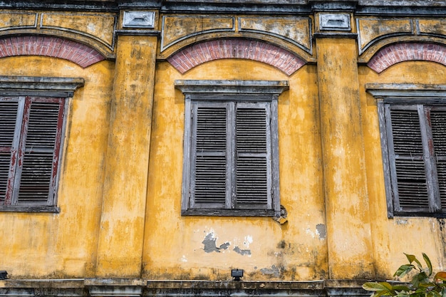Retro venster op de gele muur in Hoi An Vietnam