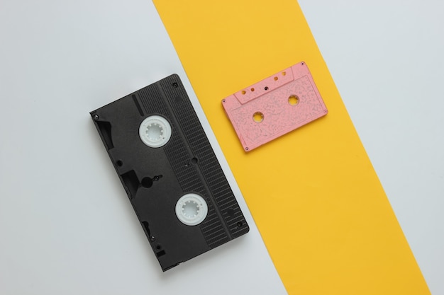 Retro video- en audiocassette op een yellowwhite achtergrond