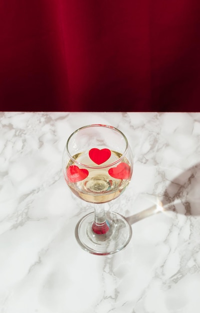 사진 빨간 커튼에 대 한 대리석 테이블에 와인 유리와 빨간 하트와 레트로 빈티지 발렌타인 장면