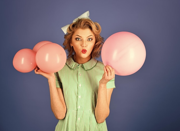 Retro vrouw met feest ballonnen, feest. Sexy blond meisje met retro make-up houden ballonnen. Pin-up vrouw in ballonnen, verjaardag. Schoonheid en mode, vintage. Verjaardag, vintage, pinup, feest.