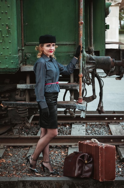 Photo retro woman on the train station