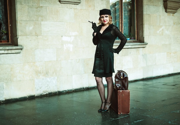 Foto donna retrò nella stazione ferroviaria