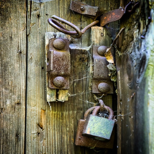 오래 된 녹슨 자물쇠를 가진 레트로 나무로되는 문