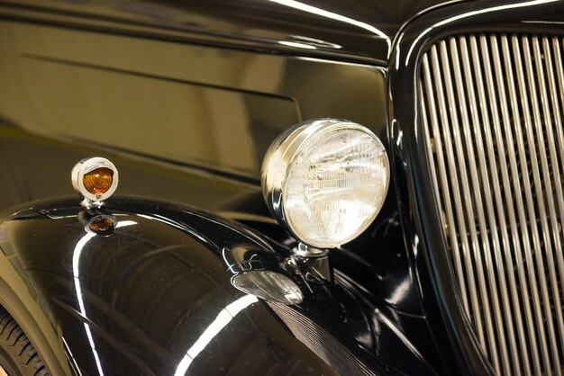 Retro zwarte autokoplamp van oude vintage autotentoonstelling
