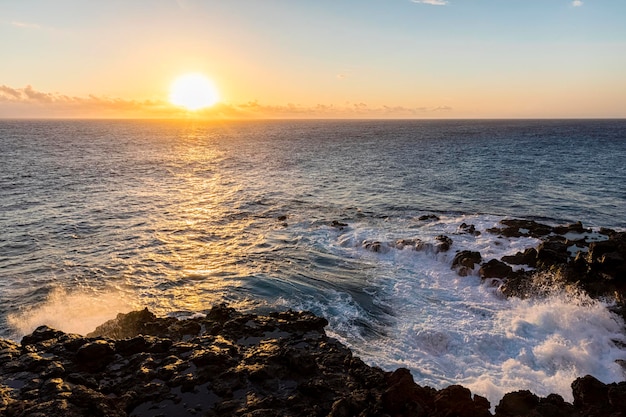Réunion, westkust, rotsachtige kust bij Souffleur bij zonsondergang