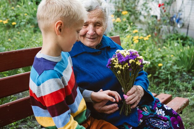 孫の訪問祖母を抱きしめる再会した家族の団結関係会議は与える