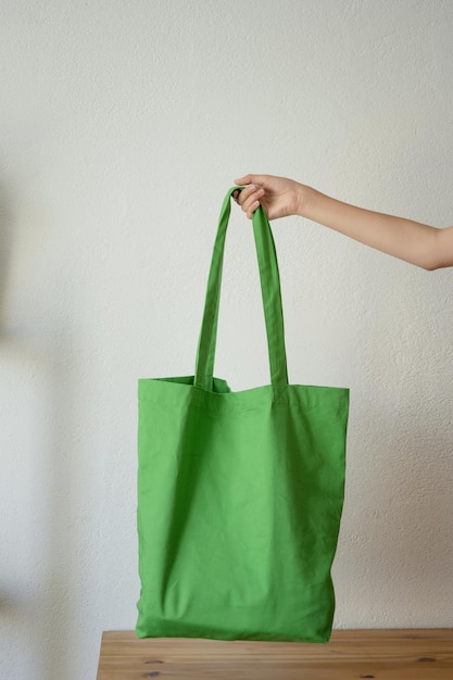 Фото Многоразовая сумка в руке неузнаваемой девушки