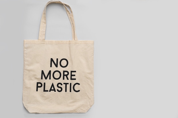 Borsa della spesa riutilizzabile non più plastica su sfondo grigio. shopper in cotone su sfondo grigio, posto per il testovista dall'alto