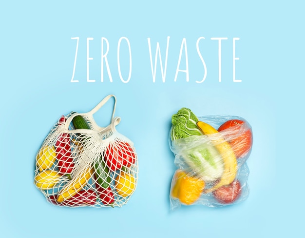 Foto un sacchetto di stringa della spesa riutilizzabile con verdura e frutta del sacchetto di plastica monouso del supermercato ...