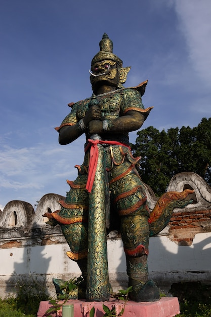 Reusachtig standbeeld voor de tempel van Thailand