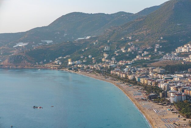 Foto reusachtig strand in alanya, turkije