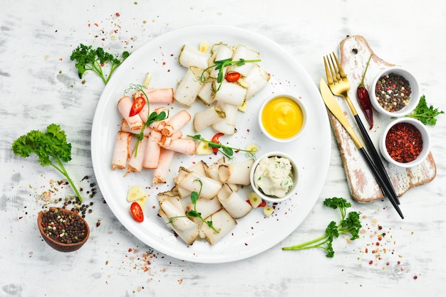 Reuzel snijden met peper en zout Oekraïense traditionele keuken Bovenaanzicht Rustieke stijl