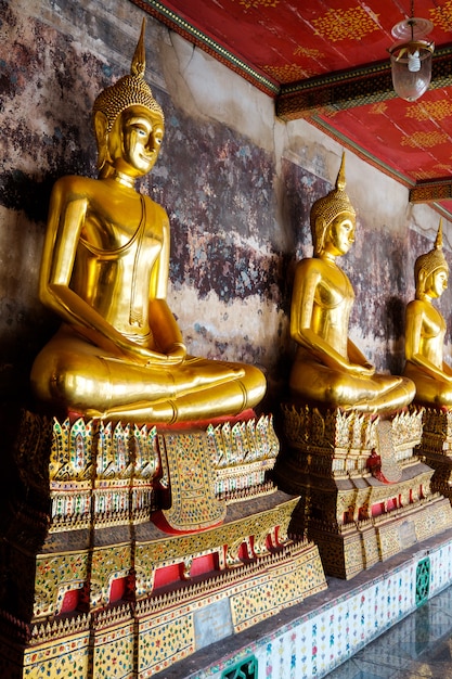 Reuzenboeddhabeelden van een tempel in Bangkok