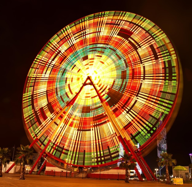 Foto reuzenrad een nacht in batumi, georgia (lange blootstelling)