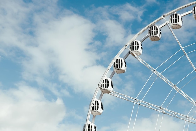 Foto reuzenrad in de blauwe lucht toerisme attracties zomer