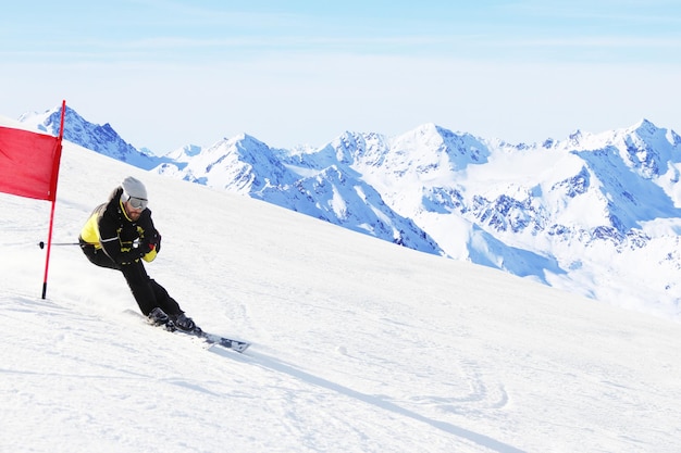 Reuzenslalom-skiracer die bergafwaarts skiet in hoge bergen, solden, oostenrijk