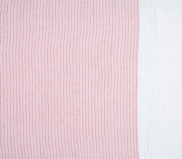 Обратная сторона с прострочкой красной нити из ткани с вышивкой разноцветными блестками