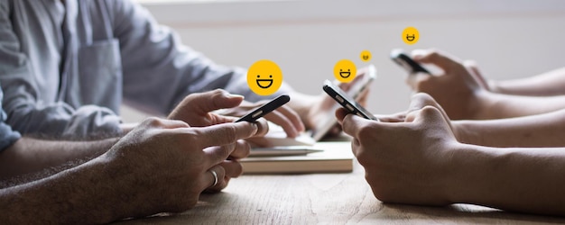 Valutazione e feedback delle recensioni il meglio e l'eccellente ammirazione da parte del revisore da vicino sulla mano del cliente premendo sullo schermo dello smartphone con facce emoji dorate