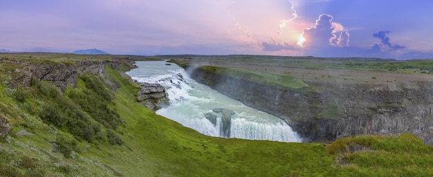 Экскурсия в Рейкьявик к живописному водопаду Гюдльфосс, который является частью туристического направления Золотого кольца Исландии.