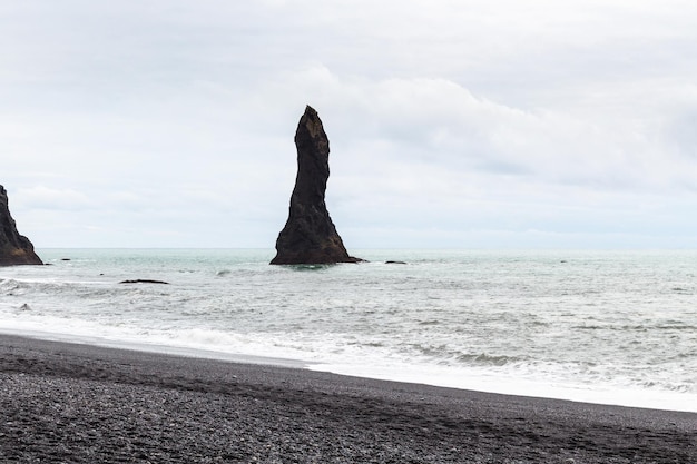 Reynisfjara의 Reynisdrangar 현무암 더미