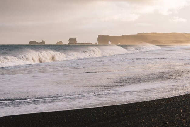 アイスランドの Reynisfjara ビーチと岬 Dyrholaey