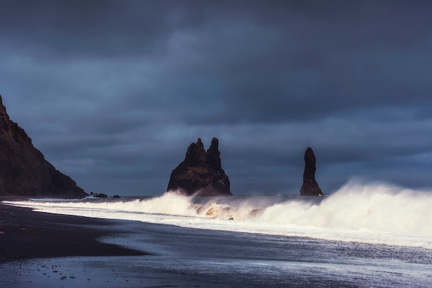 Рейнисфьяра черный песчаный пляж в исландии