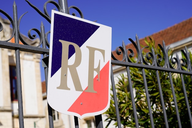 Rf-tekst op de ingang van het stadhuis met Franse vlag op het stadhuis in Frankrijk