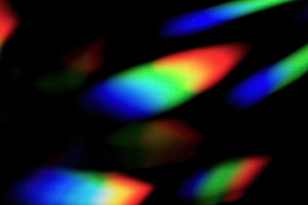 Дисперсия света кристаллической призмы RGB на черном фоне