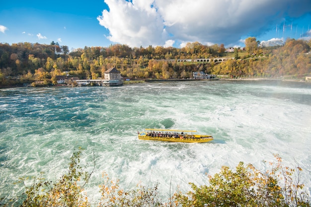 Rheinfall осенью самый большой водопад в Европе