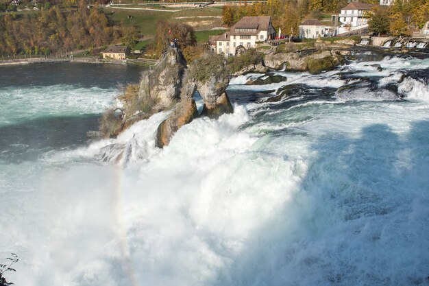 Rheinfall осенью самый большой водопад в Европе