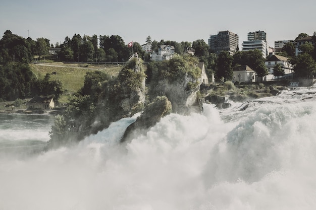 Photo the rhine falls is the largest waterfall in europe in schaffhausen, switzerland. summer day with sun. view from castle laufen