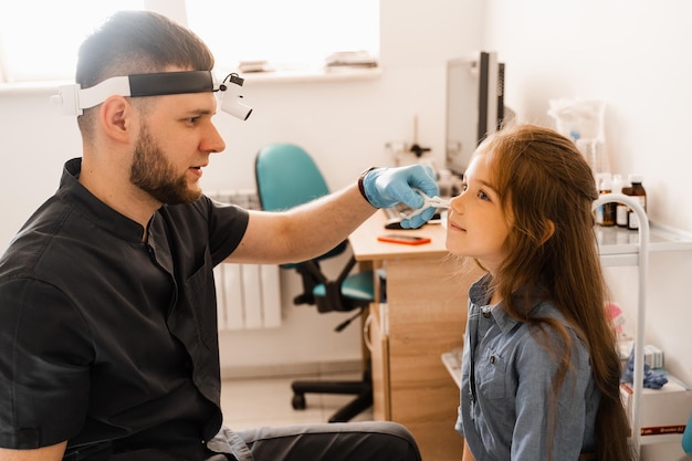 子供の鼻の鼻鏡検査医師との相談子供の耳鼻咽喉科医は、鼻の内視鏡検査の手順の前に子供の鼻を検査します