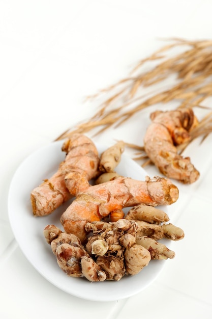 Photo rhizome herbs turmeric and sand ginger kaempferia galanga on white table