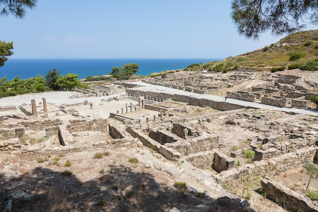 Photo rhodes, greece, - august 11, 2015: people exploring ruins of ancient city of kamiros at rhodes island, greece