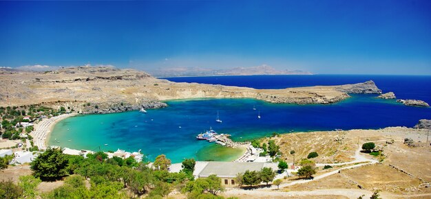 ロードス島-素敵なビーチで人気のリンドゥ湾。ギリシャのランドマーク