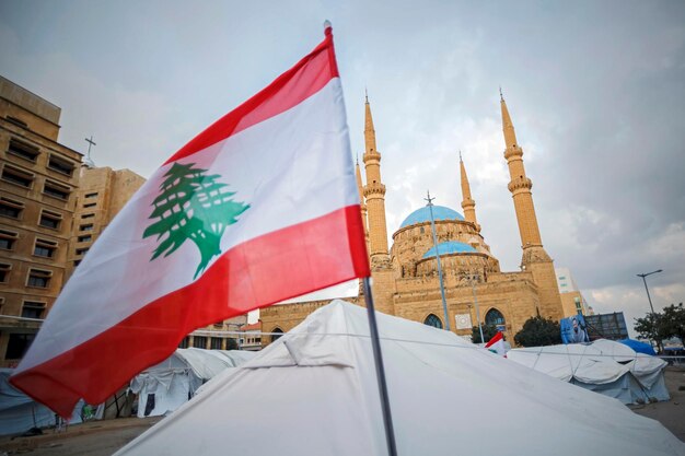 Riad el soleh-beirut, libano - 23 febbraio 2020: bandiera libanese nella piazza principale, vicino al campo protestante