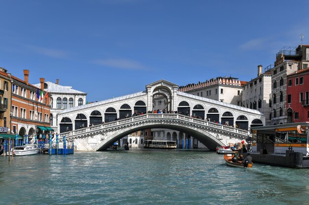 Foto il ponte di rialto lungo il gran canale a venezia, in italia