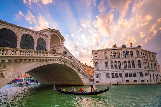 Ponte di rialto a venezia, italia al crepuscolo