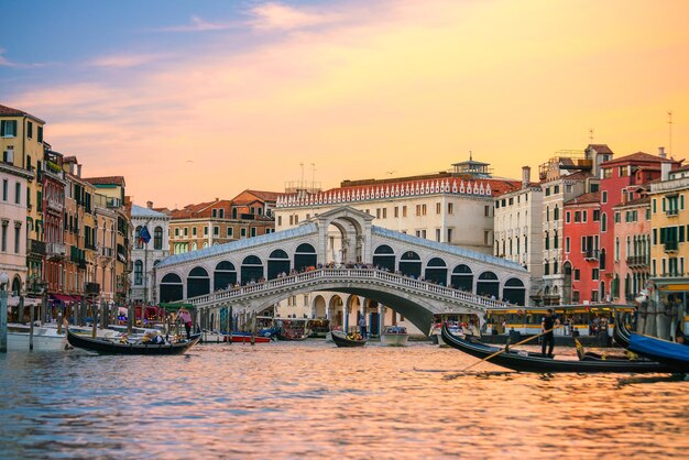 Photo rialto bridge in venice italy