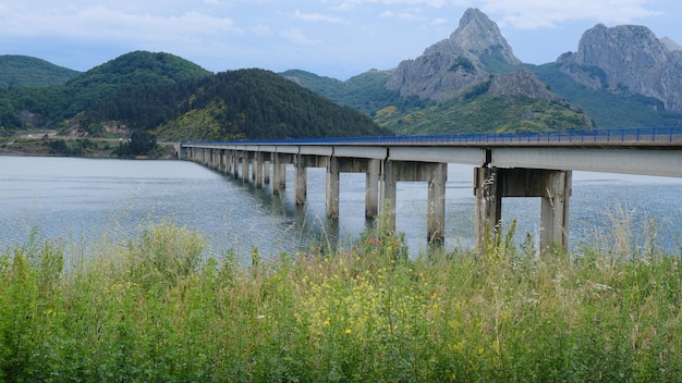 Foto riaño-brug met het stuwmeer en de bergen op een bewolkte dag