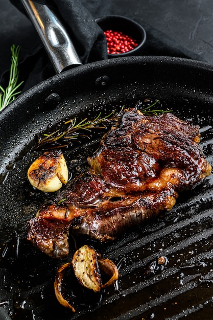 Rib eye steak op een grillpan. Gegrilde biefstuk.